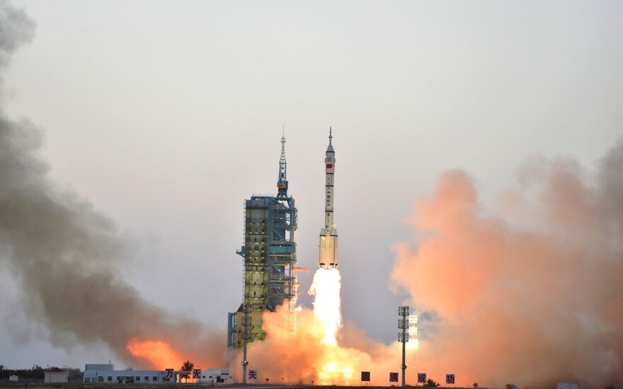 Китай запустил пилотируемый космический корабль с двумя космонавтами