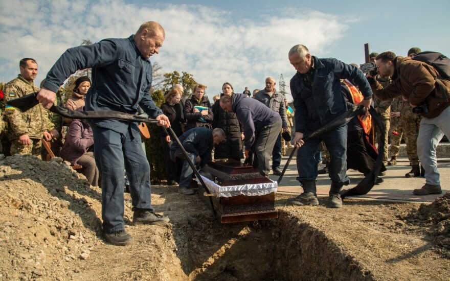 WSJ рассказала о "дороге смерти" между двумя селами под Киевом, по которой мирные жители бежали от россиян. Там нашли тела 37 человек