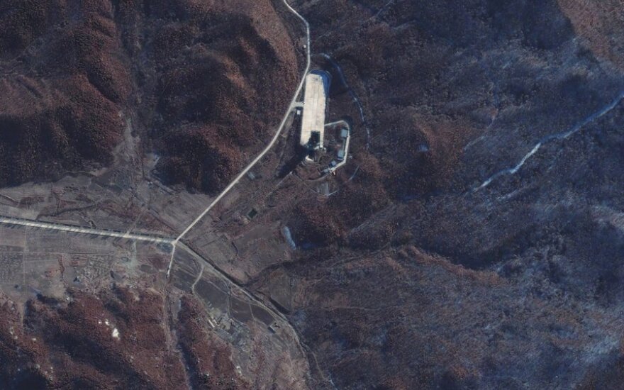 Šiaurės Korėjos raketų stotyje suintensyvėjo veikla, rodo palydovinės nuotraukos
