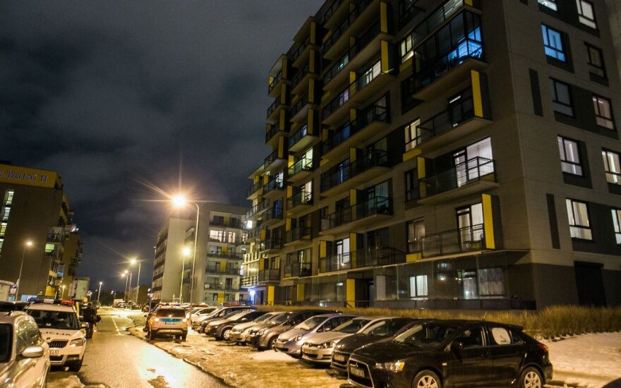 В Вильнюсе в закрытой квартире найден убитый мужчина: полиции о преступлении сообщили по телефону