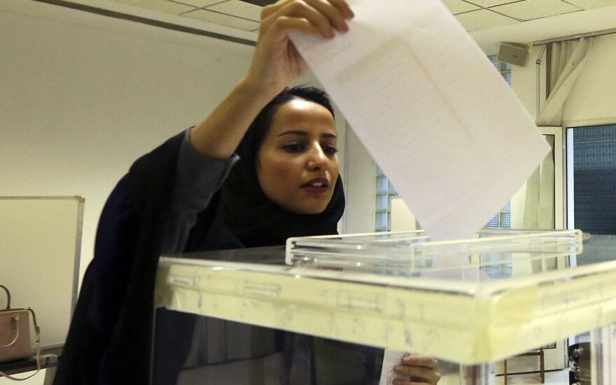 Saudo Arabijoje moterys pirmą kartą dalyvavo ir balsavo rinkimuose