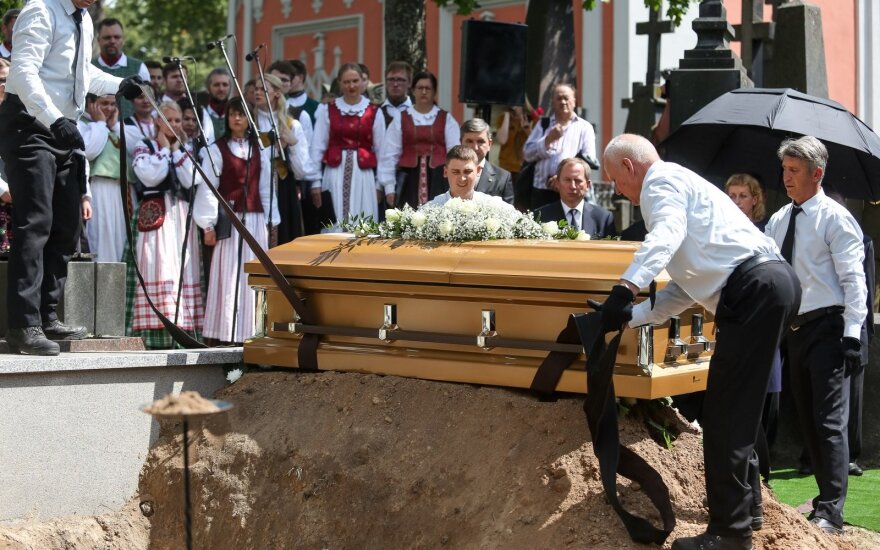 В Вильнюсе перезахоронили останки Миколаса Биржишки