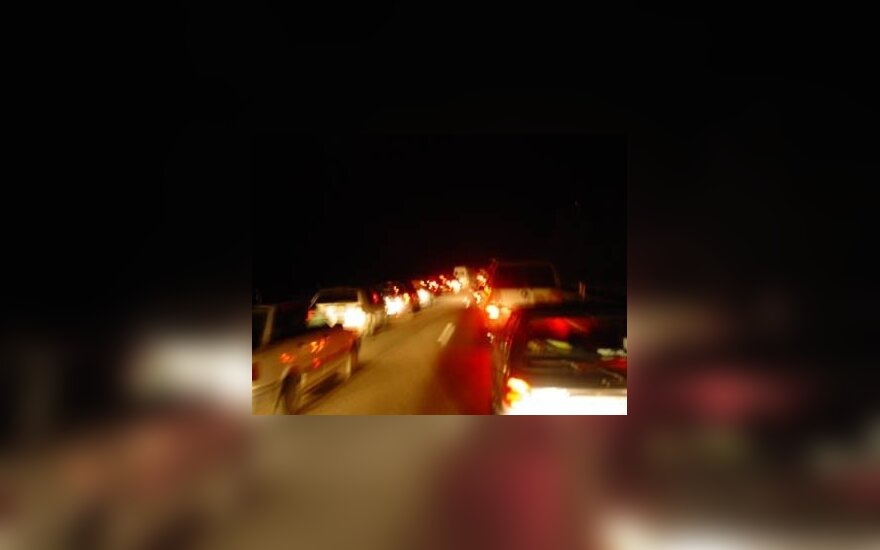 В азербайджанском поселке дорогу выложили могильными плитами