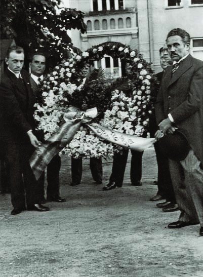 1933-ieji. Vainikas S. Dariui ir S. Girėnui. Su Jonu Vailokaičiu (P. Hiksa dešinėje)