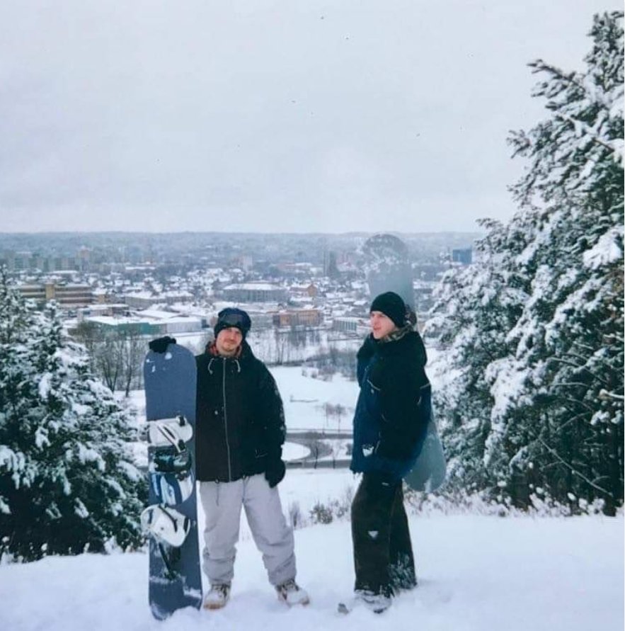 Begynnelsen på snowboard i Litauen: fra tresklier til de første snowboardene
