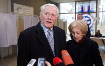 Balsuoja kadenciją baigęs prezidentas Valdas Adamkus su žmona Alma Adamkiene