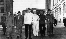 Stalinas ir jo Politbiuro kolegos eina per Kremliaus kiemą. 1946 m. Iš kairės: Anastasas Mikojanas, Nikita Chruščiovas, Josifas Stalinas, Georgijus Malenkovas, Lavrentijus Berija ir Viačeslavas Molotovas. Samarijaus Gurario nuotrauka