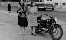 Kur gi tas kavalierius, pavėžėsiantis žavias paneles galingu motociklu, juk miestas 1953-aisiais jau kiek išsilaižęs karo žaizdas