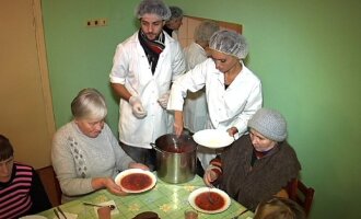 Labdaros valgyklos maistas iš šokių projekto dalyvių rankų