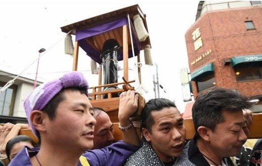 Japonai kasmet švenčia penio festivalį: tokių didelių falų žygiuojančių gatvėse nesate matę
