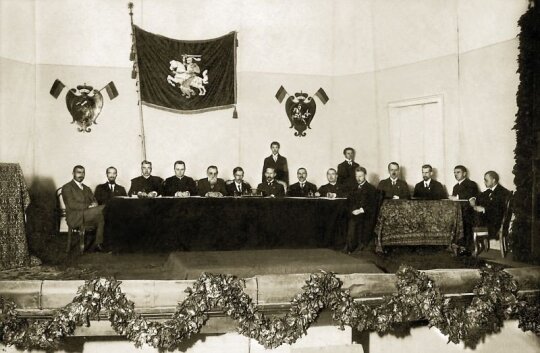 Vilniuje 1917 m. rugsėjo 18–22 d. vykusios Lietuvių konferencijos prezidiumas. Iš kairės sėdi: P. Bugailiškis, K. Bizauskas, K. Šaulys, J. Staugaitis, J. Basanavičius, S. Kairys, A. Smetona, J. Vileišis, P. Dogelis, J. Paknys, J. Šaulys, M. Biržiška, J. S