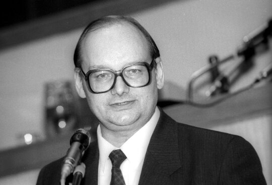 1992.12.25 Laikinai einantis Seimo pirmininko pareigas Česlovas Juršėnas