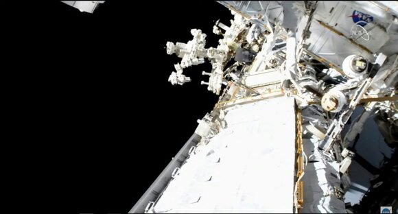 Du astronautai, prancūzas ir amerikietis, sekmadienį šešias valandas dirbo atvirame kosmose.