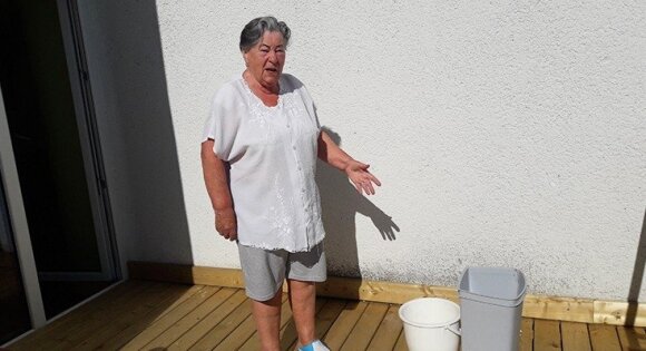 Balkone pelija sienos, o lietaus su baime laukianti moteris jau turi paruošusi kibirus vandeniui semti