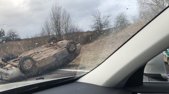 Prie Aukštadvario – „Audi“ vaiduoklis: automobilis apvirtęs aukštyn ratais, o žmonių nėra