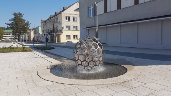 „Poolpro“ suprojektuotas ir įrengtas fontanas Varėnoje. „Poolpro“ nuotrauka.