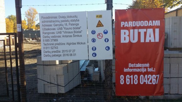Informacinis ženklas apie administracinių patalpų statybas ir skelbimas apie parduodamus butus