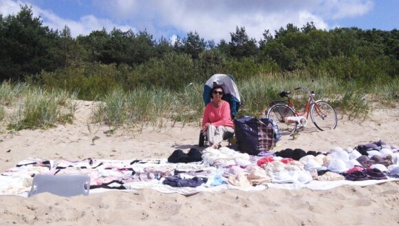 Moterų pliaže dirbanti apatinio trikotažo pardavėja Veronika