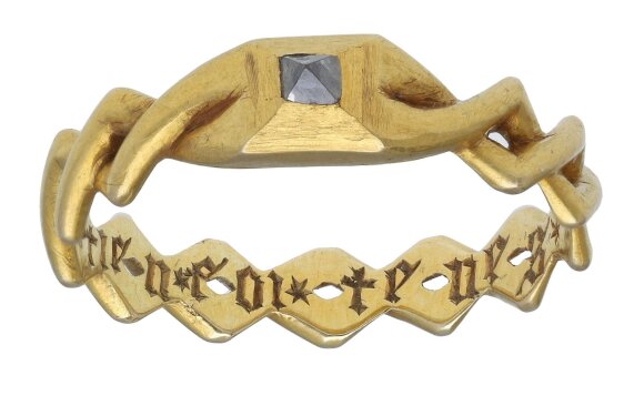 Anglijoje vyras aptiko neįtikėtiną lobį – deimantu inkrustuotą auksinį, viduramžių laikų, vestuvinį žiedą. © Noonans nuotr.