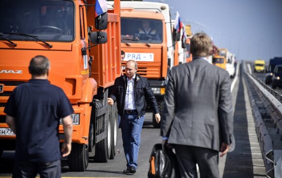 Vladimiras Putinas pervažiavo tiltu į aneksuotą Krymą