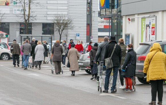 Queue of shops before Easter