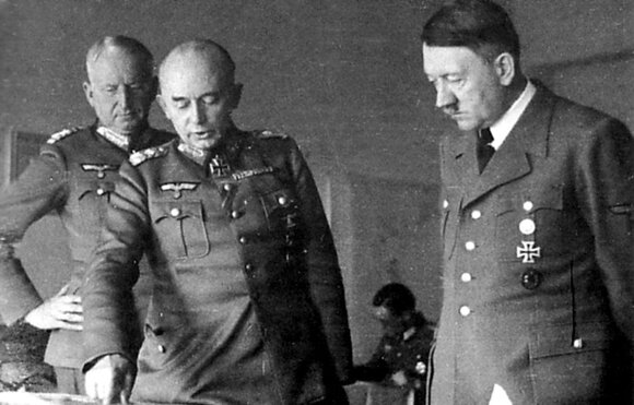 Armijų grupės „Pietūs“ būstinė Zaporožėje: vyriausiasis armijų grupės vadas feldmaršalas E. von Mansteinas, vyriausiasis 17-osios armijos vadas generolas pulkininkas R. Ruoffas ir A. Hitleris. 1943 m. kovo 9 d.