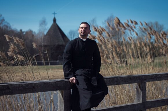 Pažinčių programėlėje „Tinder“ – žinomo Lietuvos kunigo nuotraukos: atsargiai, neužkibkite ant sukčių kabliuko
