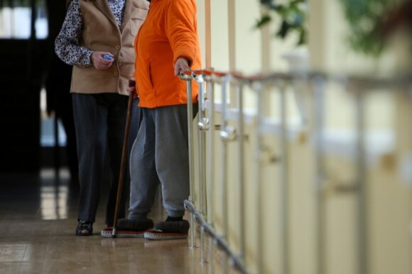 Pensijų chaosas Lietuvoje tęsiasi: reikalaus palūkanų už visus pensininkus, kurie badavo tas dienas
