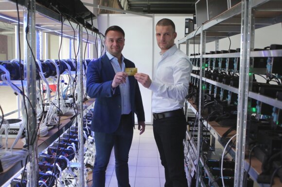 Tomas Čivilis, „Elektromarkt“ parduotuves valdančios bendrovės „GV group“ vadovas ir Ignas Dučinskas, „Elektromarkt“ kriptovaliutų ekspertas