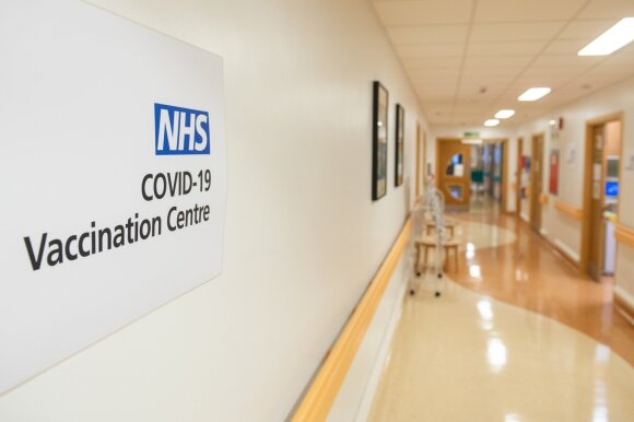 Užtvindytos ligoninės atskleidžia Didžiosios Britanijos krizės gylį: gali tekti nebeįsileisti žmonių gydymui