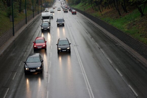 Kodėl lapkritį avarijų skaičius išauga dvigubai: draudikai pirštais bado į vairuotojus