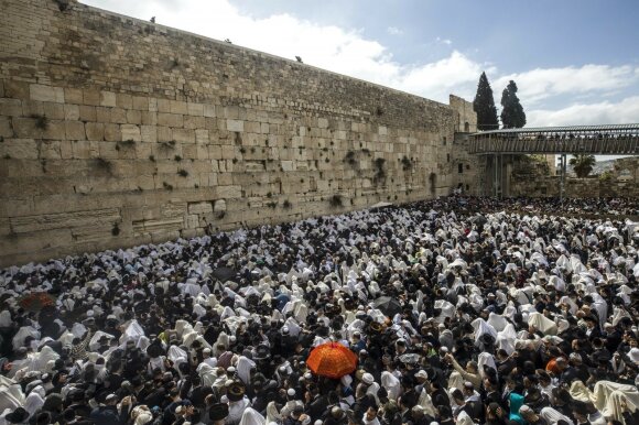 Jeruzalėje tūkstančiai žydų susirinko prie Vakarų sienos Pesacho šventikų palaiminimo
