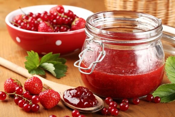 Strawberry and red currant jam