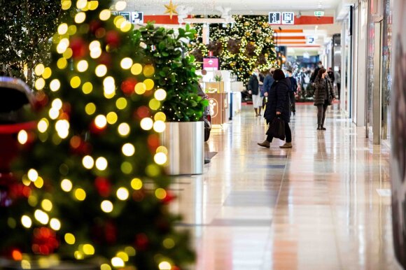 Литовцы не собираются откладывать на Рождество: некоторых популярных подарков в магазинах может и не остаться