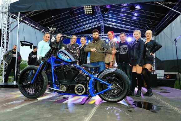 Best Bobber – 2001 m. Harley Davidson FXSTS. Autorius: „Killer Custom“, Pėdžiai.