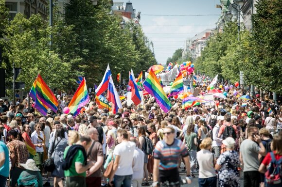 The organizers of Kaunas Pride invite Matijošaitis to join and put on the LGBT badge