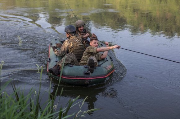 Paskutiniai Ukrainos kariai iš Sjeverodonecko pasitraukė naktį valtimis: sunku priimti tokį sprendimą