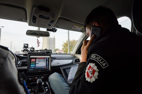 Į gatves išriedėjo net 6 nežymėti policijos automobiliai: vijosi ir 180 km/val.