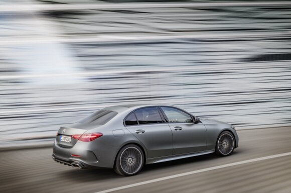 „Mercedes-Benz“ pristatė naująją C klasę: sedanas ir universalas debiutuoja vienu metu