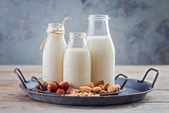 Augalinės pieno alternatyvos parduotuvėse, regis, tuoj išstums įprastą pieną: ar verta jas rinktis