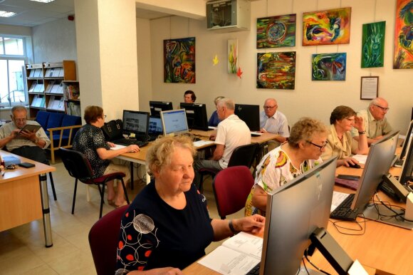 Suaugusiųjų skaitmeninio raštingumo mokymai Pagėgių savivaldybės Vydūno viešosios bibliotekos Stoniškių filiale. Bibliotekos archyvo nuotrauka