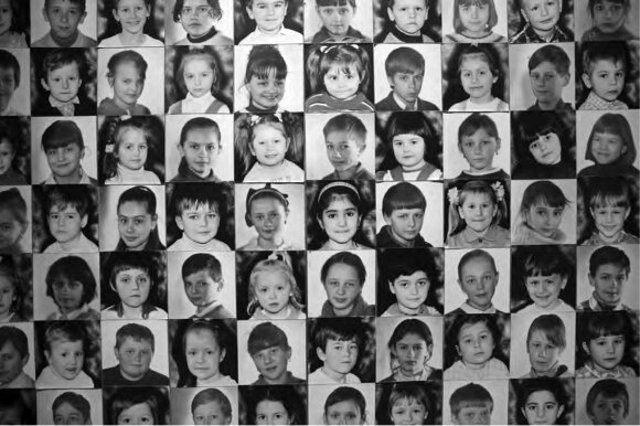 Nuo Černobylio radioaktyviųjų iškritų labiausiai nukentėjo vaikai: XX a. 10-ąjį dešimtmetį Baltarusijoje, Rusijoje ir Ukrainoje užregistruota 3000 skydliaukės vėžio atvejų tarp vaikų, kuriems mažiau nei keturiolika metų. Fotografijose – vaikai, gimę likvidatorių ir persikėlusiųjų iš Černobylio draudžiamosios zonos šeimose. Kijevo Černobylio muziejaus ekspozicija, 2013 m. gegužė. Oktay Ortakcioglu, „iStock, Getty“ medžiaga.