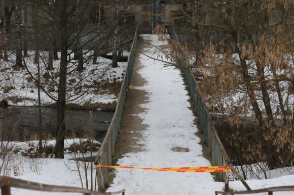 A pedestrian bridge from which a seventeen-year-old boy died.