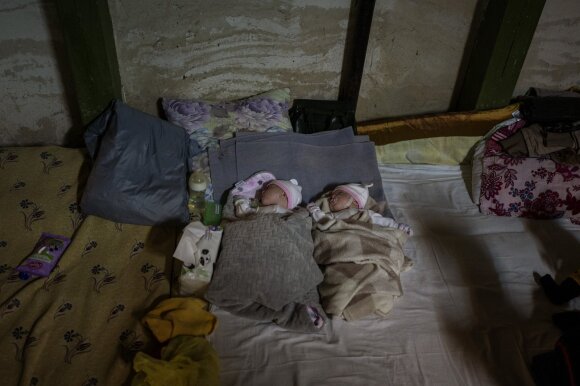 Ką tik gimę dvynukai paguldyti ligoninės Kijeve rūsyje, kuris naudojama kaip prieglobstis nuo bombų