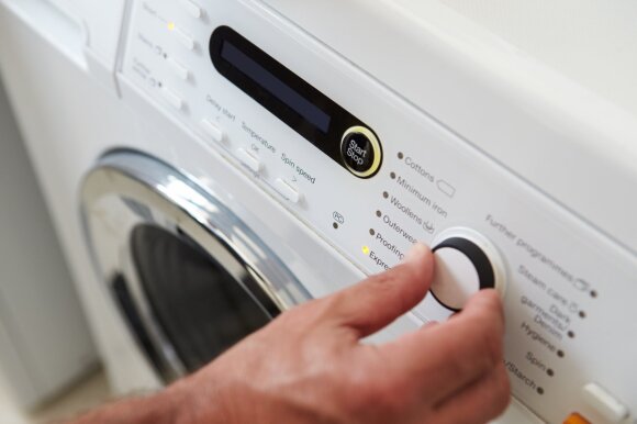 Nesistebėkite, kad drabužiai greit susidėvi, o skalbyklė vis genda: 7 klaidos, kurias darome skalbdami
