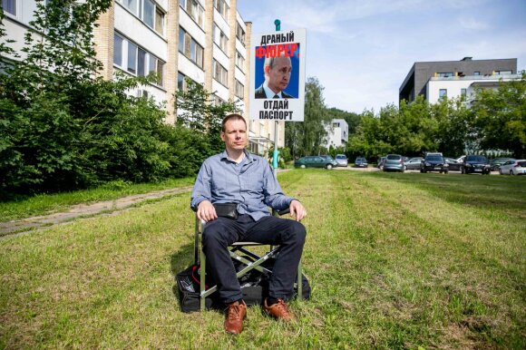 Семь лет без документов: гражданин России голодает у российского посольства в Литве