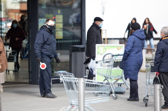 Before Easter, there are already queues in some stores: they ask you to go one by one, the police will control more actively