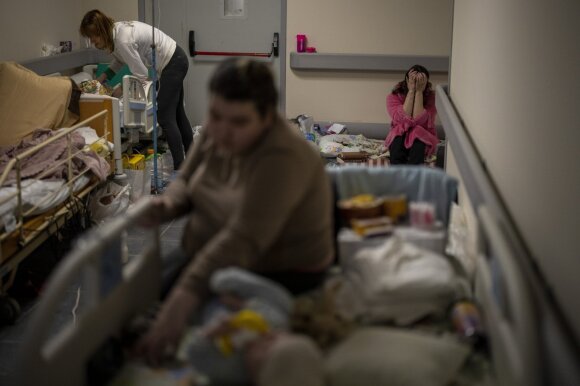 2022 m. vasario 28 d. Okhmadet vaikų ligoninėje Kijevo centre, Ukrainoje, moterys prižiūri savo sergančius vaikus. Visi pacienati perkelti į rūsį, kuris tapo priedanga nuo bombų