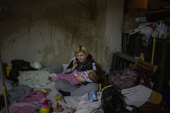Ligoninės rūsyje Ukrainoje savo sergantį vaiką laikanti mama