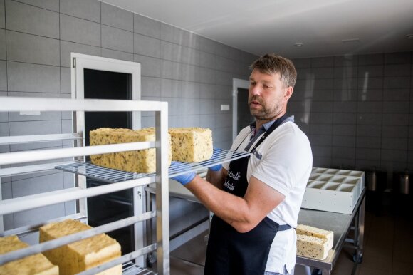 Lietuvė ir latvis kieme pasistatė sūrinę: visame regione neturi konkurentų, klientai plūsta iš visos šalies